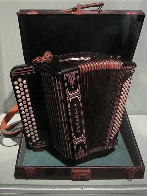 L'accordéon de Jean Gabin, offert par Pierre Mac Orlan
