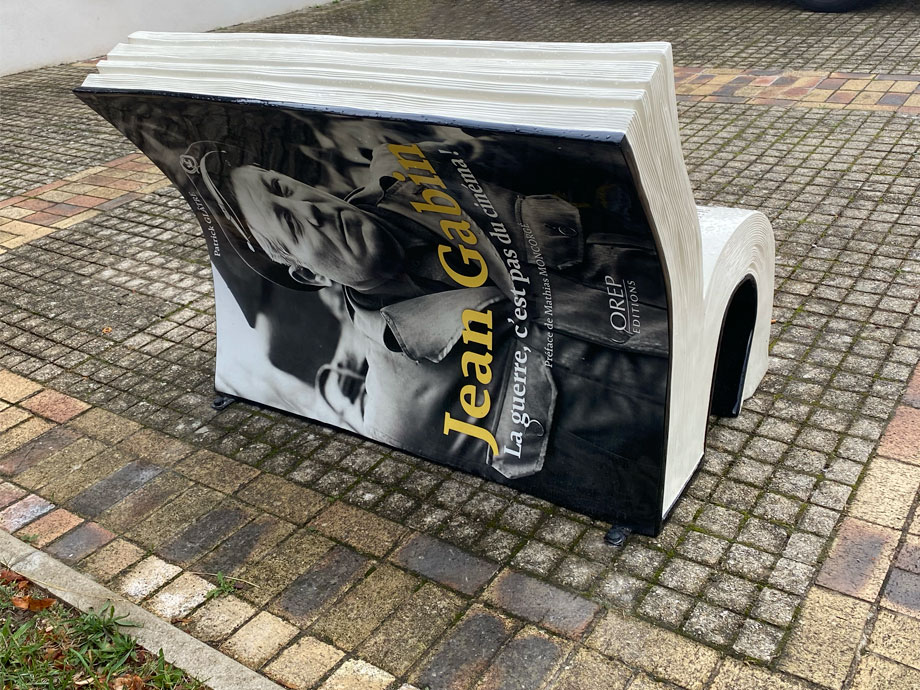 Le banc réalisé à partir du livre de Patrick Glâtre, vu de derrière