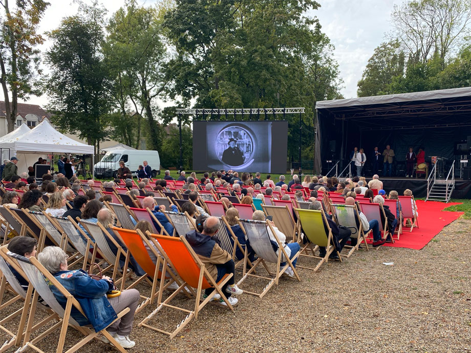 Le public assiste au discours de l’inauguration