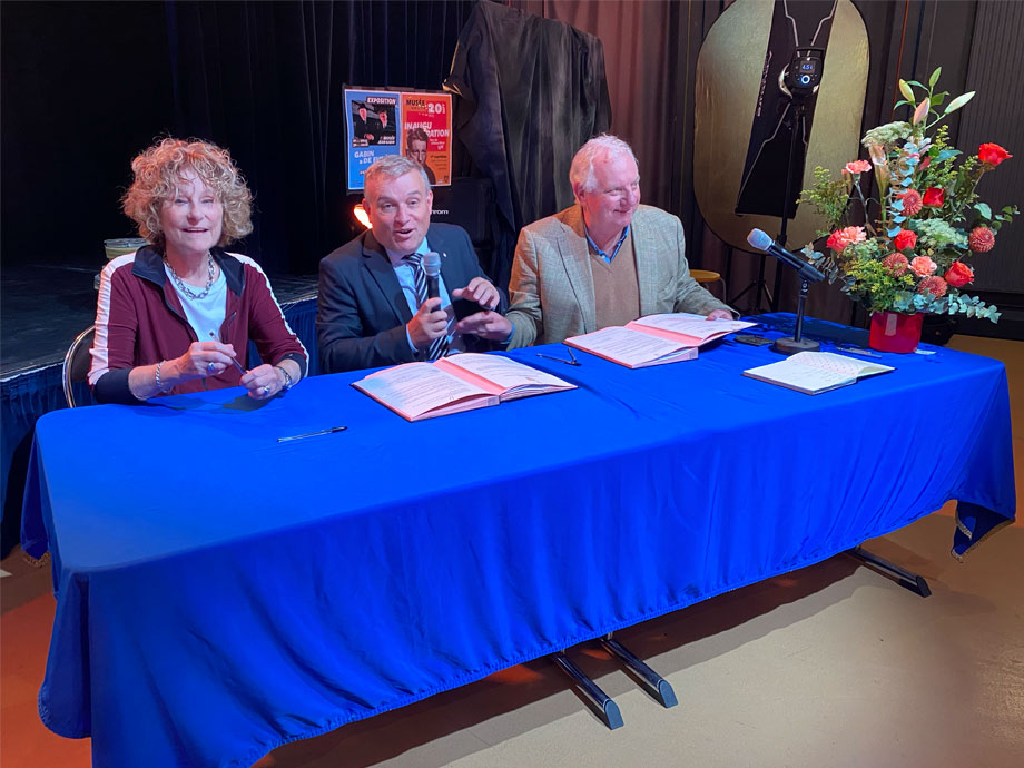 Signature de la convention du musée entre le maire de Mériel, Jérôme François et les enfants de Jean Gabin, Florence et Mathias Moncorgé