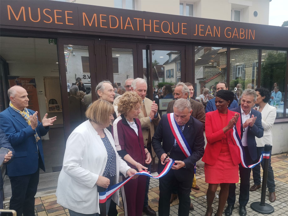 Le couper de ruban par M. Jérôme François entouré des invités