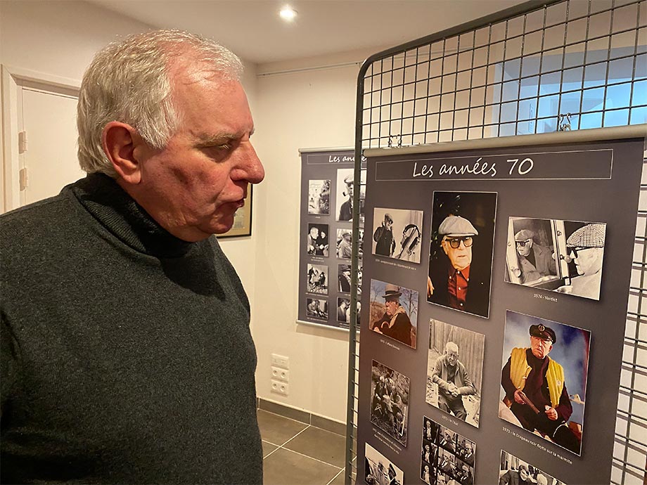 Mathias Moncorgé devant le panneau représentant son père dans les années 70