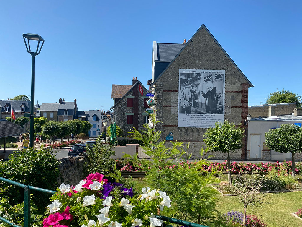 À Villerville, alias Tigreville dans le film, on annonce la couleur dès l’entrée du village