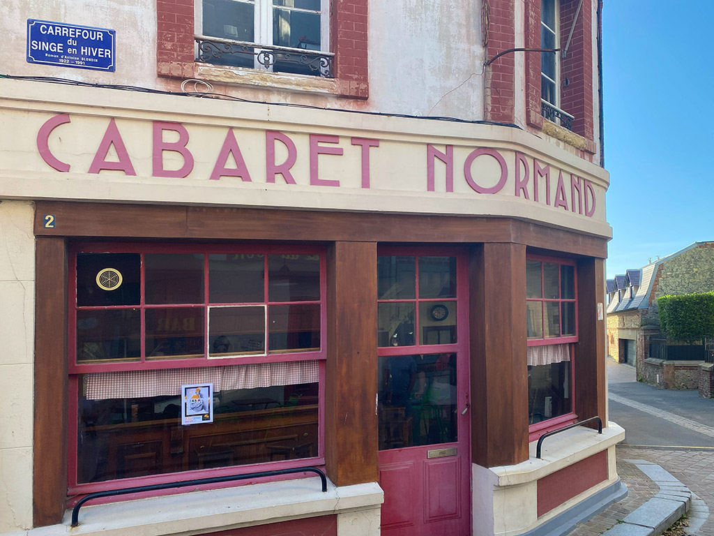 Le Cabaret Normand, lieu de pélerinage, est ouvert une fois par an pour l’anniversaire du film fin octobre